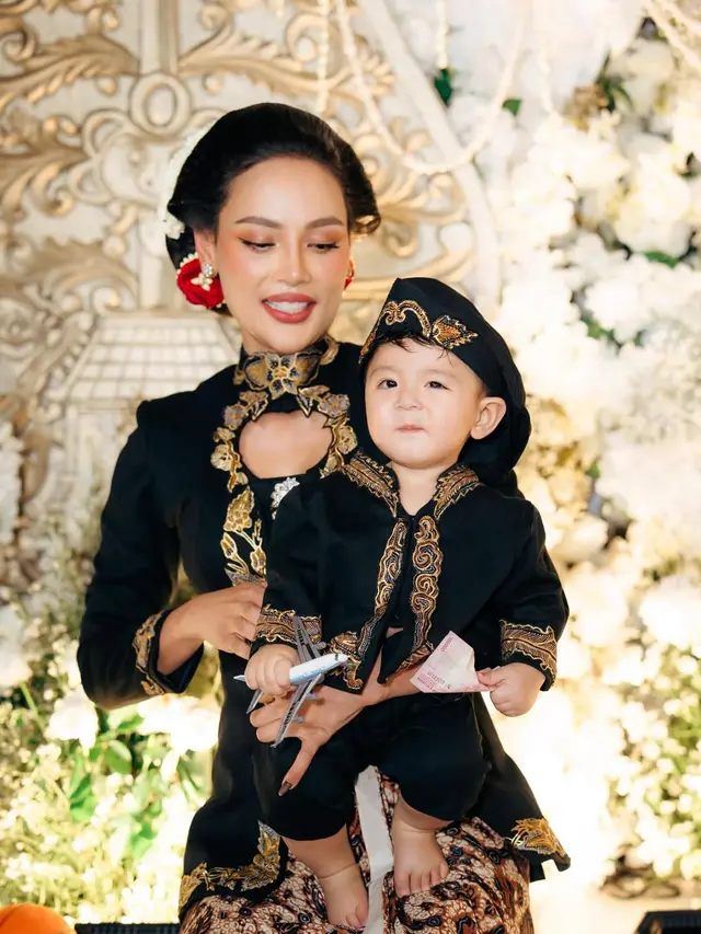Pesona Ayu Erika Carlina di Tedak Sinten Putranya, Bergaya Perempuan Jawa dengan Sanggul Tekuk