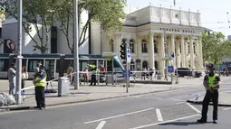 Kepolisian Inggris menyatakan tiga orang ditemukan tewas dalam insiden yang terjadi di Kota Nottingham. Seorang pria telah ditangkap terkait dugaan pembunuhan, setelah sebuah van berupaya menabrak tiga orang lainnya. (Jacob King/PA via AP)