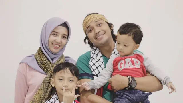 6 Potret Kebersamaan Wawan 'Klantink' dan Istri, Selalu Romantis