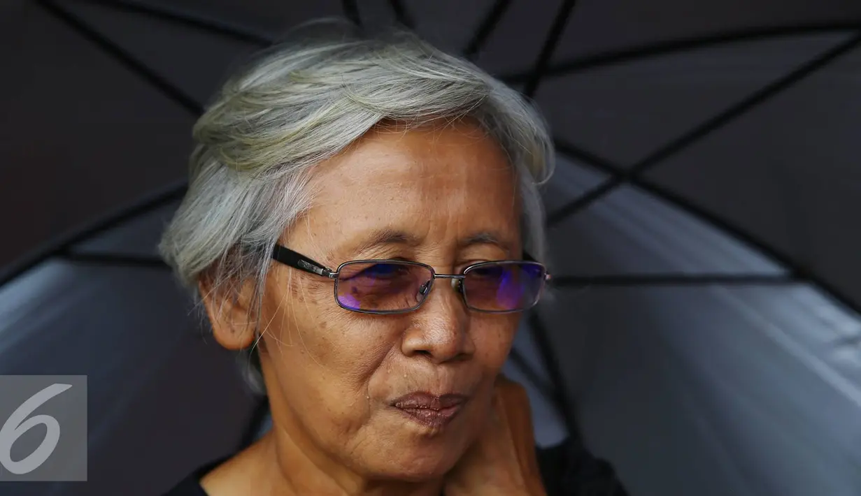 Suciwati bersama Jaringan Solidaritas Korban untuk Keadilan (JSKK) melakukan aksi Kamisan ke-476 di depan Istana Negara, Jakarta, Kamis (12/1). JSKK meminta Presiden agar menolak pembentukan Dewan Kerukunan Nasional. (Liputan6.com/Immanuel Antonius)