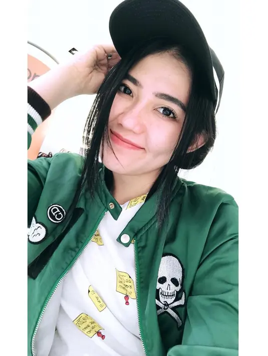 Untuk yang satu ini, Via mengenakan kaus bermotif lucu, jaket bomber dan topi hitam. Meski tak berlebihan. Namun Via tetap hadir dengan wajah bermakeup natural. (Instagram/viavallen)