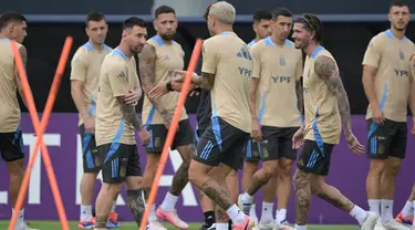 Penyerang Argentina, Lionel Messi (kiri depan) saat mengikuti sesi latihan di stadion sepak bola kampus Florida International University di Miami, Florida, 11 Juli 2024. (JUAN MABROMATA/AFP)