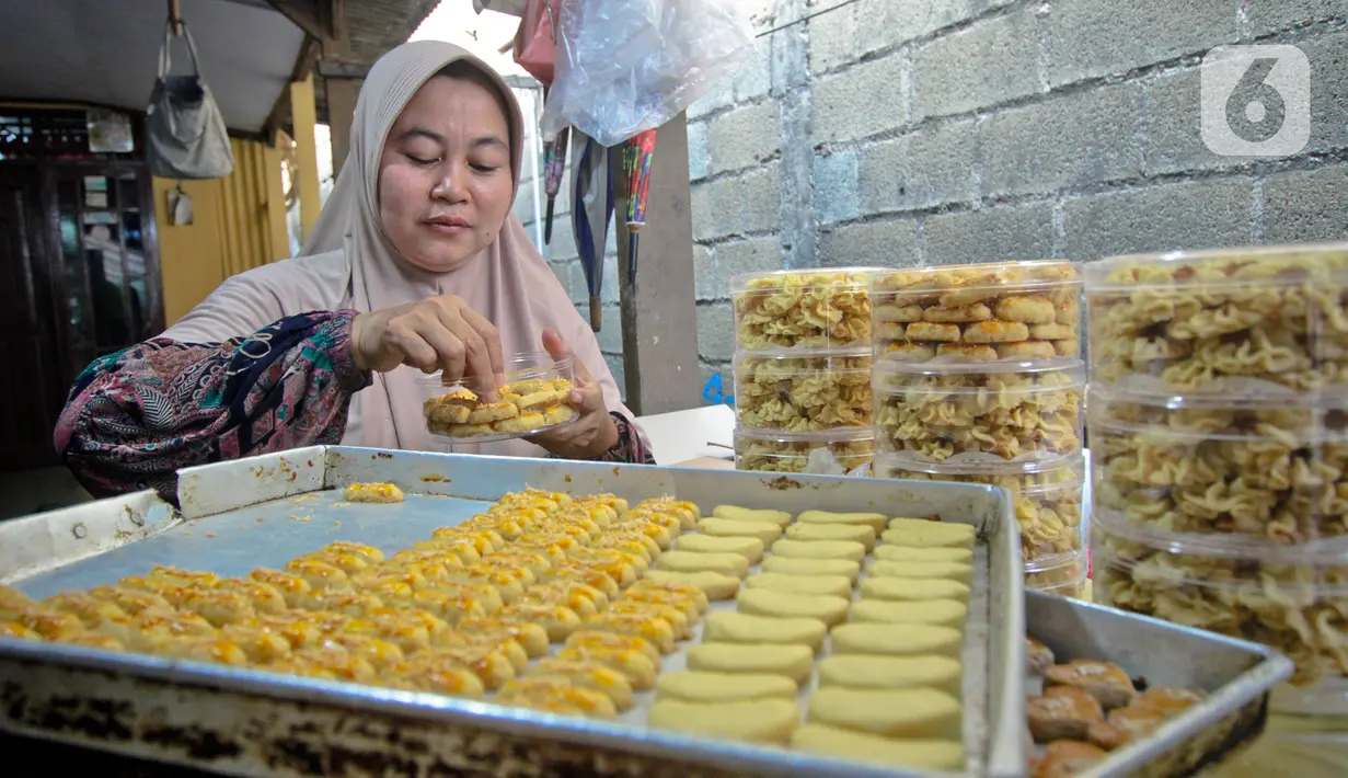 <p>Pembuat kue kering menyelesaikan pembuatan kue pesanan di kawasan Neglasari, Kota Tangerang, Minggu (23/4/2022). Permintaan kue kering di tempat tersebut meningkat saat Ramadhan yang dijual mulai harga Rp50ribu hingga Rp70ribu per toples dan sudah dipasarkan di sekitar Tangerang, Jakarta, hingga Lampung. (Liputan6.com/Angga Yuniar)</p>