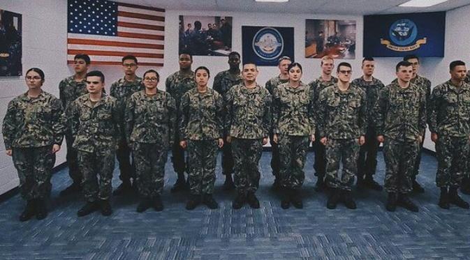 Di usianya yang masih belia, pemuda asal Surabaya sukses jadi tentara angkatan laut Amerika serikat dan digaji ratusan juta. (Instagram/jocanzachary).