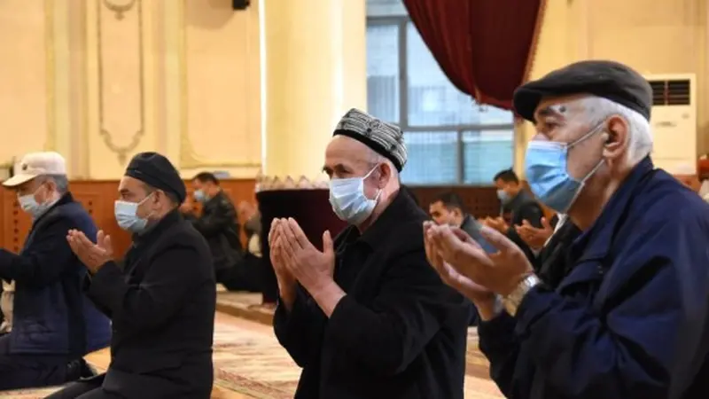 Para jemaah bersembahyang di Masjid Ak di Urumqi, Daerah Otonom Uighur Xinjiang, China barat laut, pada 13 April 2021. (Xinhua/Sun Shaoxiong)