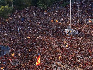 Kerumunan fans menunggu hingga timnas Spanyol tiba di alun-alun Cibeles Madrid, Senin (15/7/2024). (AP Photo/Andrea Comas)
