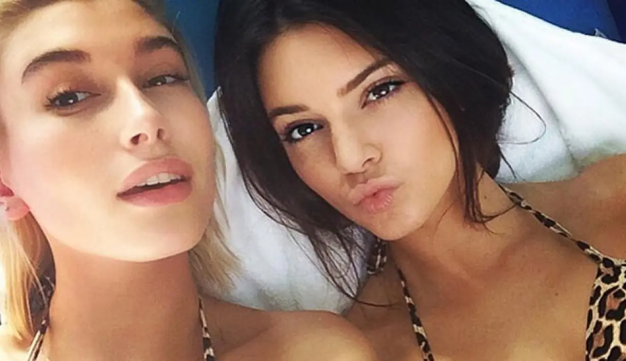 "Hailey tak langsung membombardir dengan berita bahagia tersebut. Ia menunggu dan kemudian menunjukkan jarinya untuk pada Kendall," ujar sumber. (Entertainment Tonight)