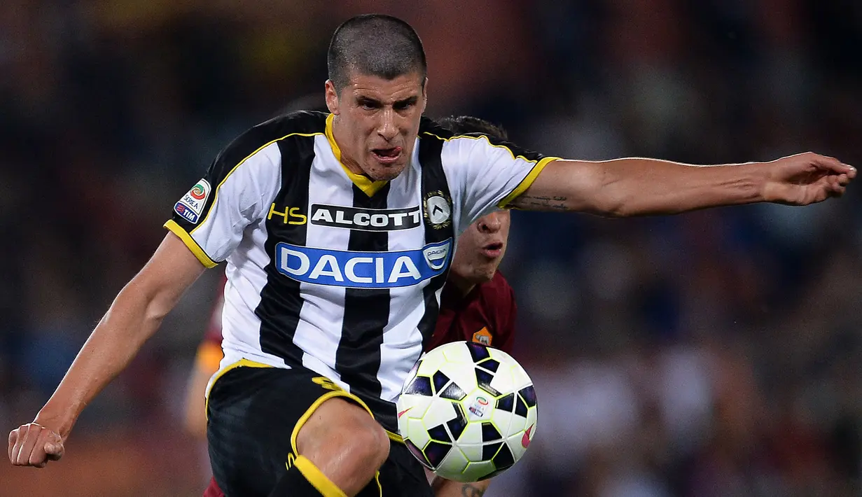 Stipe Perica yang diboyong dari NK Zadar dengan biaya Rp42 miliar pada 2013 tak pernah sekalipun tampil bersama Chelsea. Sempat dipinjamkan ke NAC Breda dan Udinese, Perica dilepas secara permanen ke Maccabi Tel Aviv pada 1 Juli 2016 dan telah tampil reguler saat ini. (AFP/Filippo Monteforte)