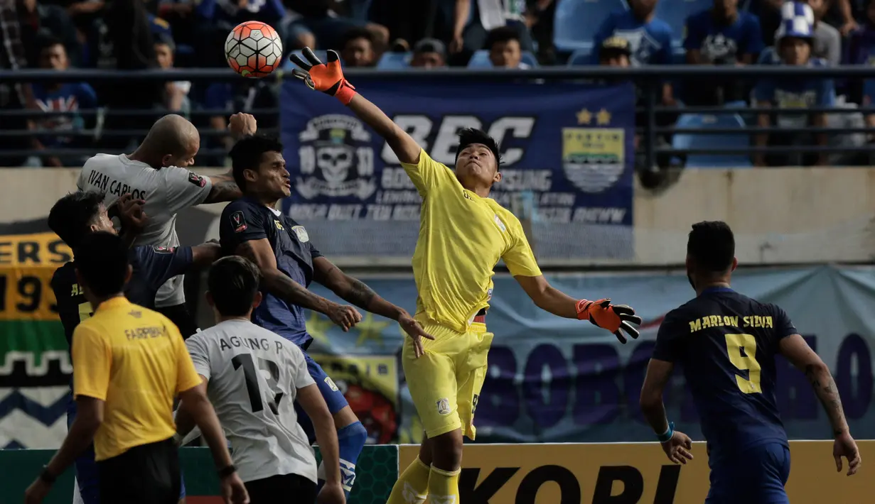 Kiper Persela Kurniawan Kartika, berusaha mengamankan gawang saat melawan Persiba pada laga Piala Presiden 2017 di Stadion Si Jalak Harupat, Jawa Barat, Senin (6/2/2017). Persiba menang 1-0 atas Persela. (Bola.com/Peksi Cahyo)