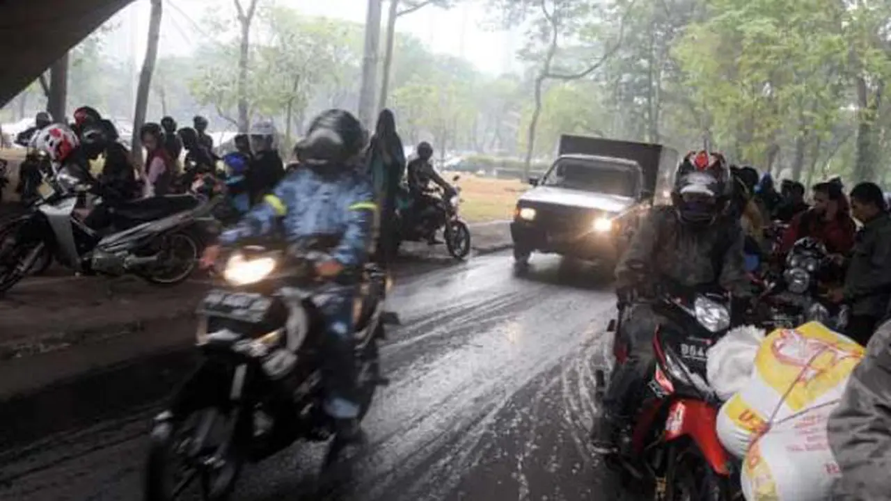 Neduh Sembarangan Saat Hujan, Pemotor Bisa Ditilang Polisi!