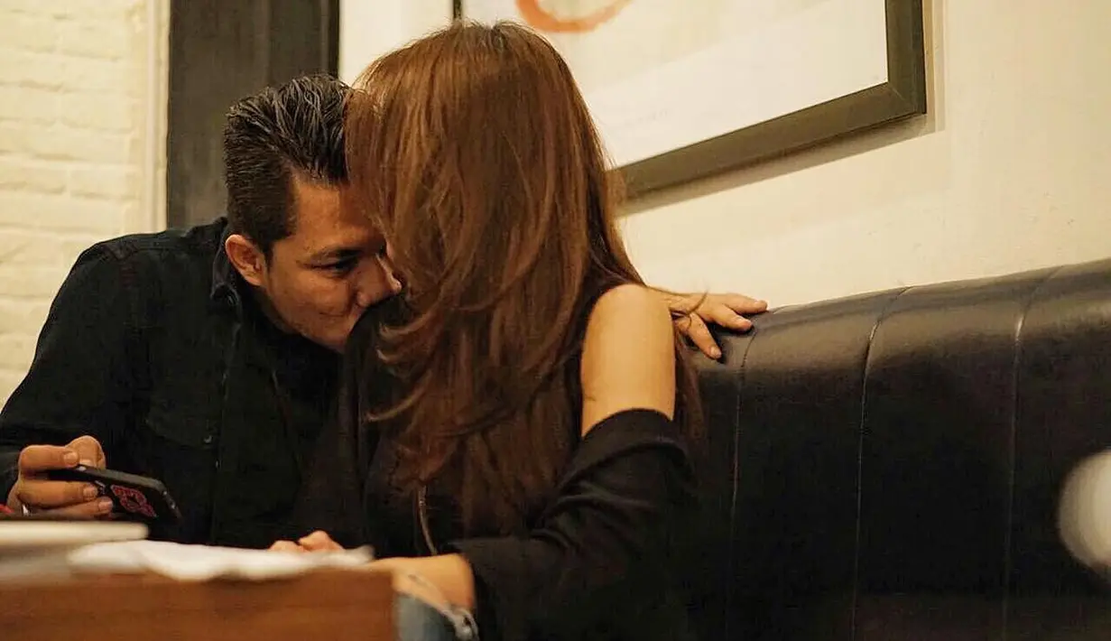 "Alhamdulillah Wa Syukurillah. Our Love Story Has Just Begins. Akhirnya, setelah perjalanan yg lumayan cukup panjang, akhirnya kita benar2 menjadi pasangan yg sesungguh nya," tulis rizalarmada. (Instagram/rizalarmada)