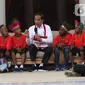 Presiden Joko Widodo atau Jokowi bercengkerama dengan perwakilan anak-anak sekolah dasar dari Papua di Istana Merdeka, Jakarta, Jumat (11/10/2019). Perwakilan anak-anak sekolah dasar dari Papua tersebut akan diajak jalan-jalan keliling Jakarta didampingi oleh staf Istana. (Liputan6.com/Angga Yuniar)