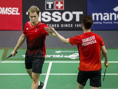 Pasangan Indonesia,Kevin Sanjaya/Marcus Fernaldi Gideon saat menghadapi wakil China Taipei, Lee Jhe-Huei/Lee Yang, pada laga semifinal bulutangkis Asian Games di Istora Senayan, Jakarta, Senin (27/8/2018). (Bola.com/Vitalis Yogi Trisna)