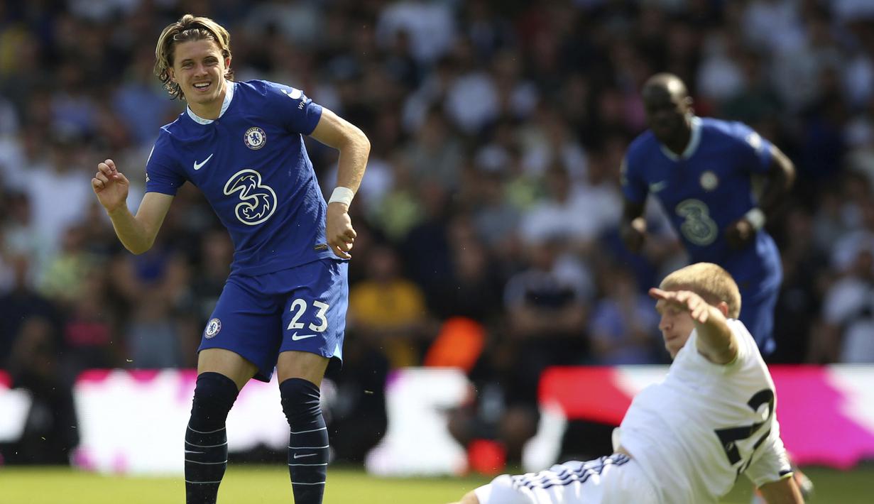 Memasuki babak kedua, Chelsea berusaha mendominasi laga untuk mengejar defisit dua gol. Beberapa peluang diperoleh di antaranya melalui sepakan mendatar Conor Gallagher pada menit ke-58 yang masih menyamping tipis dari sasaran. (PA via AP/Nigel French)