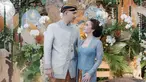 Nikita Willy dan Indra Priawan menggelar acara tedak siten untuk Baby Izz pada Minggu (20/11). Putra pertama mereka itu sekarang sudah berusia 7 bulan. Prosesi turun tanah yang merupakan salah satu tradisi Adat Jawa itu pun berlangsung mewah dan meriah dengan kehadiran keluarga besar. (Liputan6.com/IG/@thepotomoto)