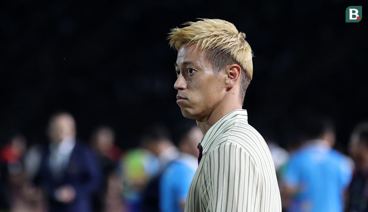 Pelatih Timnas Kamboja U-22, Keisuke Honda saat laga Grup A Sepak Bola SEA Games 2023 melawan Timnas Indonesia di Olympic National Stadium, Phnom Penh, Kamboja, Rabu (10/5/2023) malam WIB. Honda terkenal dengan gaya berpakaian unik saat mendampingi Kamboja pada perhelatan akbar olahraga di Asia Tenggara tersebut. (Bola.com/Abdul Aziz)