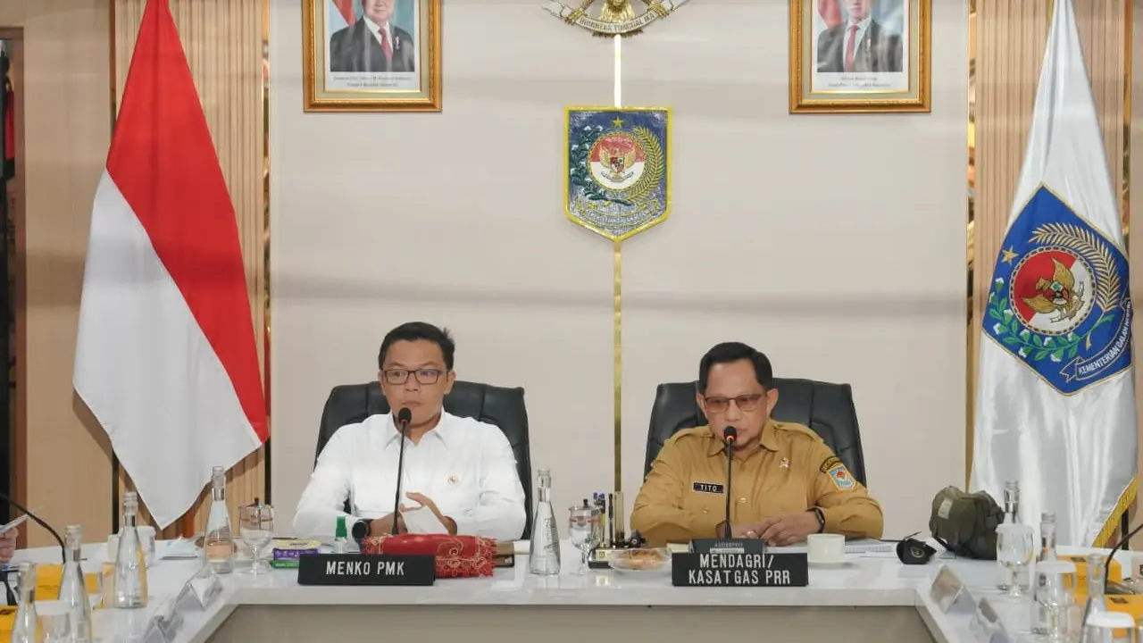 Mendagri Tito Karnavian (kanan) bersama Menko PMK Sugiono.