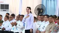 Prabowo sempat kaget ketika Gubernur Maluku Utara Sherly Tjoanda mendapat tepuk tangan meriah dari tamu undangan yang terdiri dari pekerja dan masyarakat setempat. (Foto: Tangkapan Layar YouTube Sekretariat Presiden)