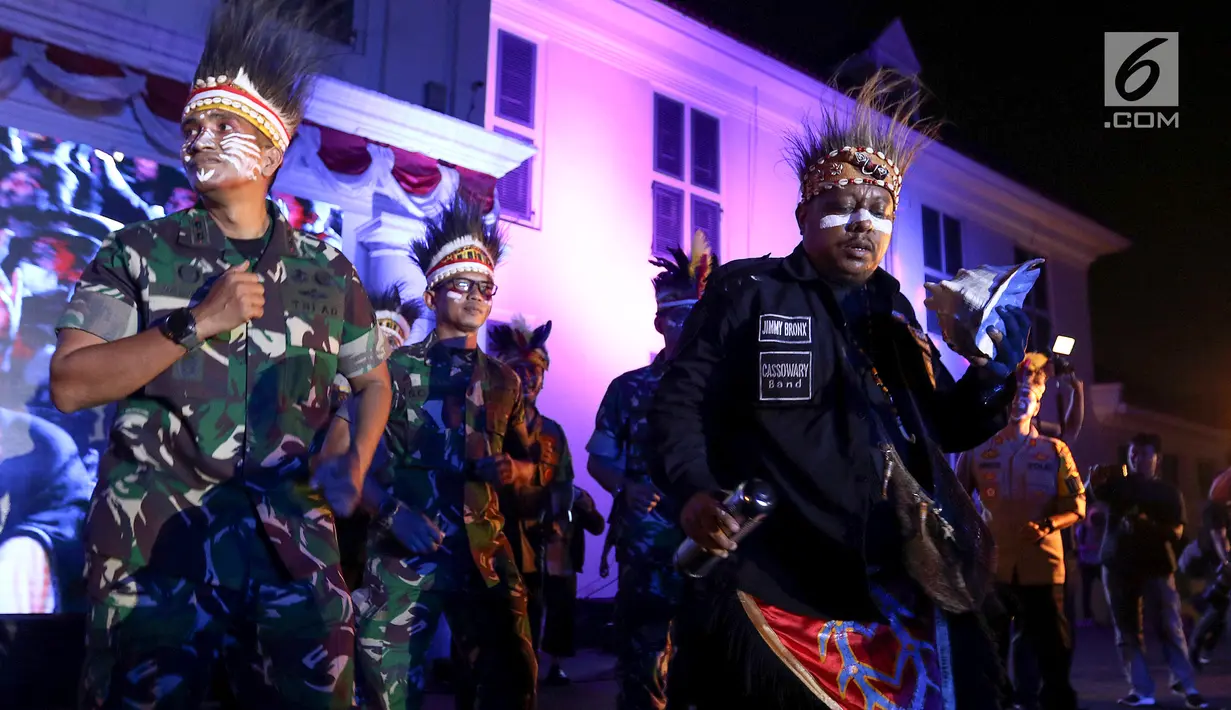Masyarakat Papua bersama TNI-Polri menari bersama dalam acara Papua Adalah Kita di halaman Taman Museum Fatahillah, Kota Tua Jakarta Barat, Jumat (6/9/2019). Pentas yang mengusung Papua Adalah Kita Bersatu Merajut Indonesia bertujuan menyerukan perdamaian. (Liputan6.com/Johan Tallo)