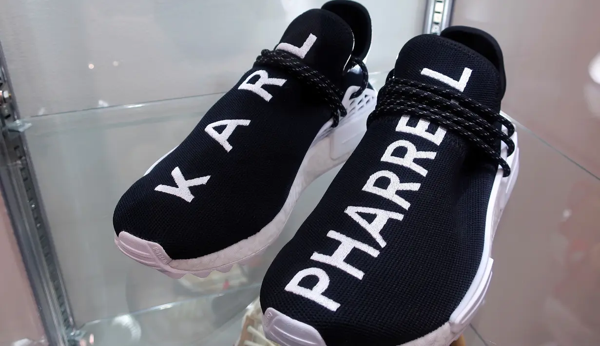 Sepasang sepatu Adidas Karl Lagerfeld 2017 dipajang di rumah lelang Sotheby, New York pada 12 Juli 2019. Rumah lelang tersebut mengadakan lelang sneaker langka untuk pertama kalinya dimana proses tawar menawar berlangsung  hingga 23 Juli mendatang. (AP Photo/Ted Shaffrey)