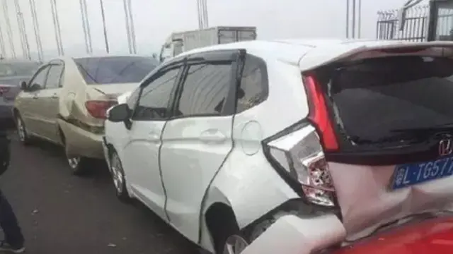 Ferrari menabarak duamobil di Cina. (Sumber Foto: viral4real)