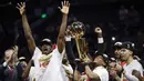 Serge Ibaka (kiri) center Toronto Raptors dan Kyle Lowry mengangkat trofi juara NBA 2019 setelah mengalahkan Golden State Warriors dengan skor 4-2. (AP Photo/Ben Margot)