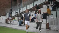 Asisten Pelatih Timnas Indonesia Alex Pastoor saat berjalan bersama Project Manager Training Center Pantai Purnama Sugihya Artha Dwipayani sebelum sesi latihan dimulai pada Senin (26/5/2025) (Bola.com/Alit Binawan)