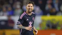 Pemain Inter Miami, Lionel Messi bereaksi saat laga Major League Soccer 2024 melawan LA Galaxy di Dignity Health Sports Park, California, Amerika Serikat, Senin (26/02/2024) WIB. (AFP/Ronald Martinez)