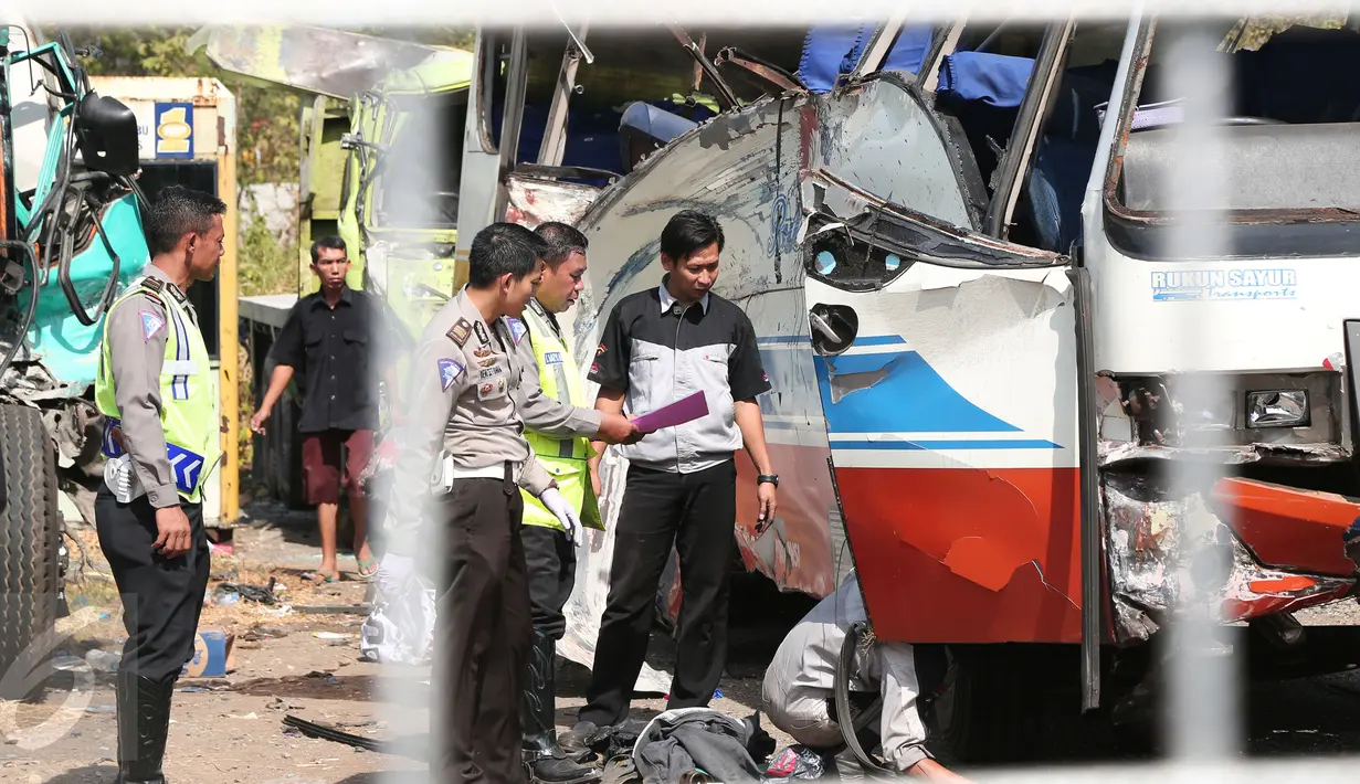 Petugas kepolisian mengecek kondisi bus Rukun Sayur yang ringsek di kantor Jasa Marga Palikanci, Jawa Barat, Rabu (15/7/2015). Bus Rukun Sayur mengalami kecelakaan tunggal di Tol Palimanan-Kanci selasa kemarin‎.(Liputan6.com/Herman Zakharia)