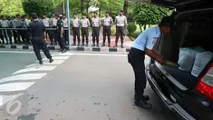 Pamdal DPR mengecek kendaraan sementara sejumlah aparat kepolisian berjaga di pintu masuk Gedung MPR/DPR RI,  Senayan, Jakarta, Jumat (31/3). Polda Metro Jaya memberikan pengamanan ketat di sekitar DPR terkait aksi 31 Maret. (Liputan6.com/Johan Tallo)