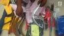 Polisi menunjukkan barang bukti senjata tajam saat rilis Operasi Cipta Kondisi jelang Asian Games 2018 di Polda Metro Jaya, Jakarta, Jumat (13/7). (Merdeka.com/Imam Buhori)