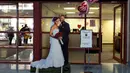 Baner sepasang pengantin dipajang di depan kantor Clark County Clerk's yang melayani jasa layanan untuk pernikahan di Bandara Internasional McCarran di Las Vegas (12/2). Las Vegas dikenal sebagai ibu kota pernikahan dunia. (AFP/L.E. Baskow)