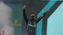 Pembalap Mercedes Lewis Hamilton merayakan kemenangan Grand Prix Formula Satu Turki di arena pacuan kuda Istanbul Park di Istanbul, Minggu (15/11/2020). Hamilton menyamai prestasi mantan pebalap legendaris Formula 1, Michael Schumacher. (AP Photo/Kenan Asyali, Pool)