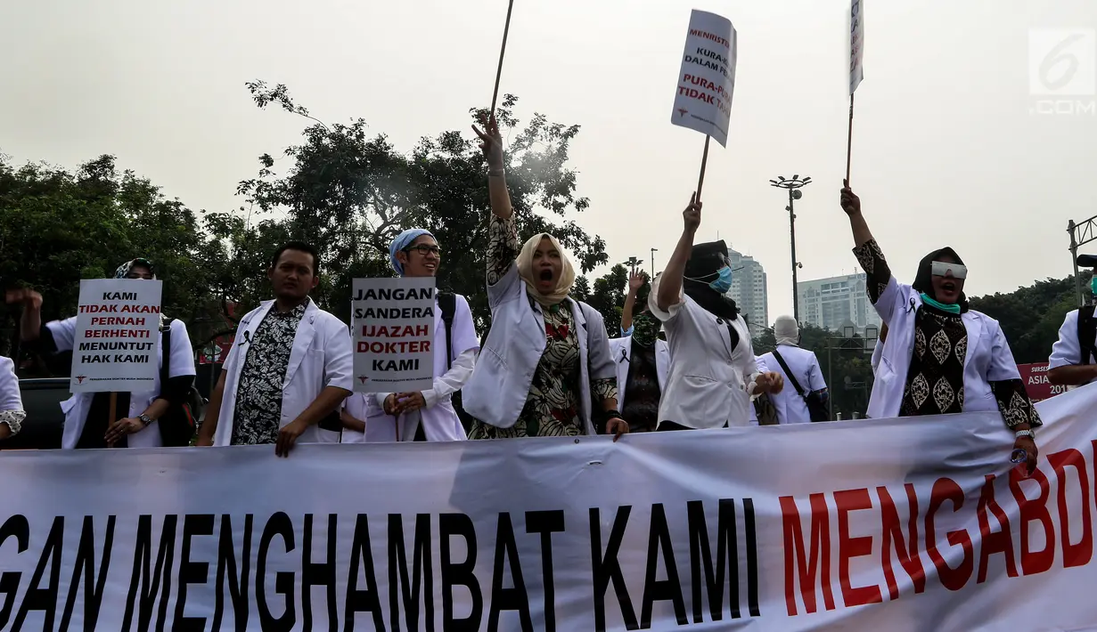 Massa dari Pergerakan Dokter Muda Indonesia melakukan aksi di depan Istana Negara, Jakarta, Kamis (19/7). Mereka ingin mengadukan isu terkait pungli yang dilakukan Fakultas Kedokteran dan Kemenristek Dikti Ke Presiden Jokowi. (Liputan6.com/Johan Tallo)