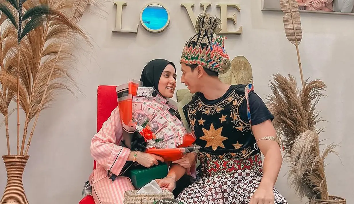 Perayaan ultah Fairuz A Rafiq dari keluarga dirayakan secara sederhana di rumah. Meski begitu, tampak ruangan yang digunakan untuk memberikan kejutan ultah sudah terlihat begitu estetik. Ada foto keluarga, hiasan kayu bertuliskan LOVE, hingga ada dekorasi tanaman rustic. (Liputan6.com/IG/@sonnyseptian)