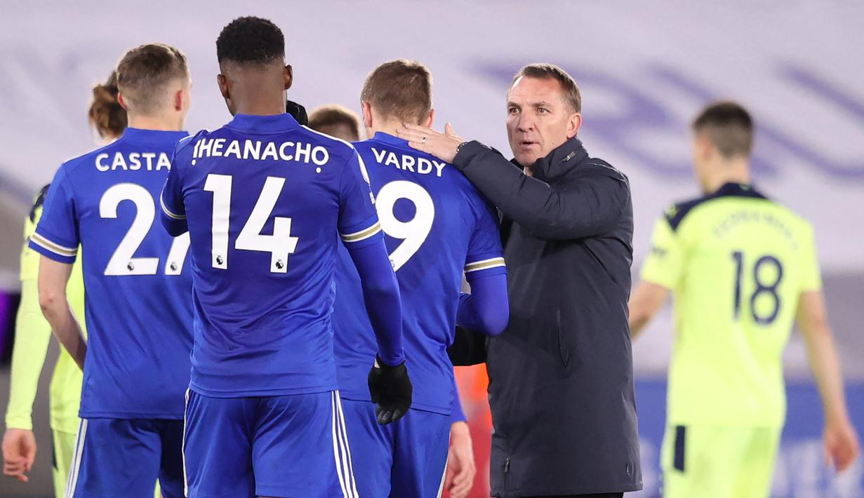 Manajer tim Leicester City, Brendan Rodgers (kanan) menghibur para pemainnya usai dikalahkan Newcastle United 2-4 dalam laga lanjutan Liga Inggris 2020/2021 pekan ke-35 di King Power Stadium, Leicester, Jumat (7/5/2021). (AFP/Alex Pantling/Pool)