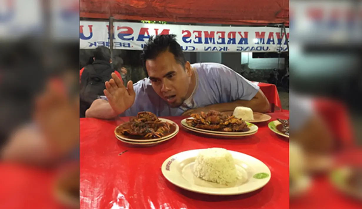 Penyanyi dangdut Saipul Jamil berselfie sambil memperlihatkan makanannya. Penyanyi dangdut nyentrik ini sempat menikah dua kali. (Instagram.com/saipuljamill)