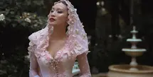 Dalam balutan kebaya rancangan @eddybetty, Patricia tampil bagaikan dewi dalam dongeng modern. [@patriciagouw].