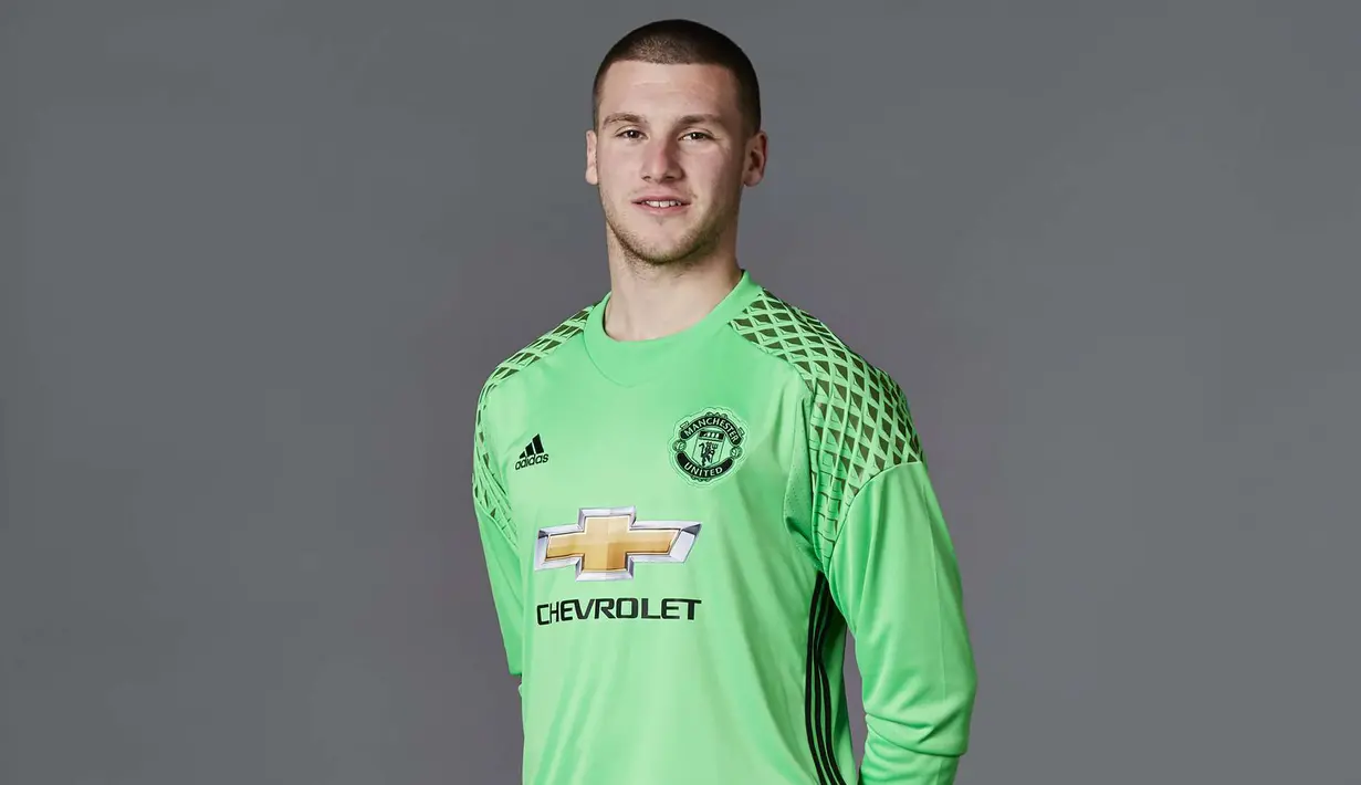 Sam Johnstone. Kiper berusia 29 tahun yang baru saja bergabung dengan Crystal Palace usai dilepas gratis West Bromwich Albion pada awal musim 2022/2023 ini sejatinya juga produk Akademi MU yang dipromosikan ke tim senior pada awal musim 2011/2012. Namun karena tak mampu menembus skuad utama ia akhirnya lebih banyak dipinjamkan ke beberapa klub hingga akhirnya dilepas dengan mahar 7,35 juta euro ke West Bromwich Albion pada awal musim 2018/2019. Bersama MU ia sama sekali belum pernah tampil bersama tim senior di semua ajang. (manutd.com)
