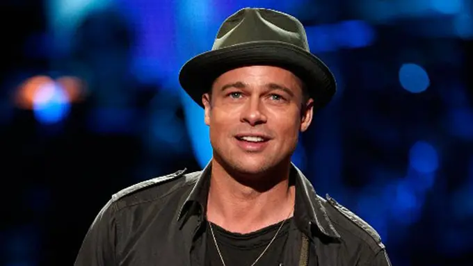 [Bintang] Brad Pitt dan Ella Purnell