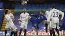 Striker Chelsea, Timo Werner (tengah) mengontrol bola di tengah para pemain Real Madrid dalam laga leg kedua semifinal Liga Champions 2020/2021 di Stamford Bridge, London, Rabu (5/5/2021). Chelsea menang 2-0 atas Real Madrid. (AP/Alastair Grant)