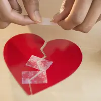 Butuh pertimbangan matang untuk memutuskan bagaimana kelanjutan hubungan pascaperselingkuhan. (Foto: sheknows.com)