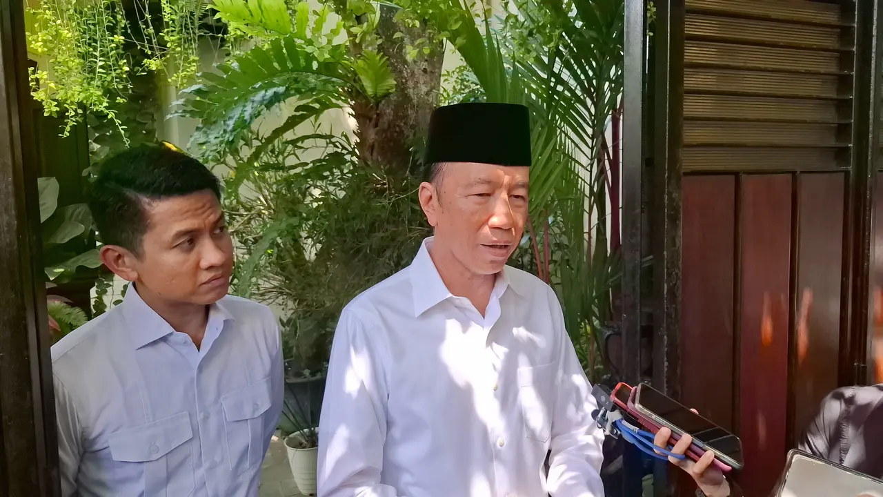 Presiden ke-7 RI Joko Widodo atau Jokowi di kediaman pribadinya di Solo pada Jumat (28/11/2025).