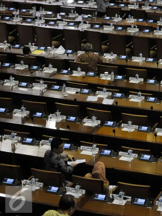 Sejumlah Anggota dewan mengikuti Sidang Paripurna di Kompleks Parlemen Senayan, Jakarta, Selasa (23/2). Sejumlah kursi juga tampak kosong dalam sidang yang membahas pengesahan RUU Tapera menjadi Undang-Undang. (Liputan6.com/Johan Tallo)