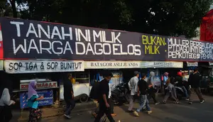 Spanduk hitam terbentang di Terminal Dago, Kota Bandung, menegaskan perlawanan warga Dago Elos atas ancaman penggusuran, (7/5/2024). (Dikdik Ripaldi/Liputan6.com)