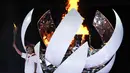 Atlet Jepang Naomi Osaka menyalakan baki api dari obor, dalam acara upacara pembukaan Olimpiade Tokyo 2020 di Olympic Stadium, di Tokyo, Jumat (23/7/2021). Upacara pembukaan Olimpiade Tokyo yang berlangsung dalam era pandemi digelar tanpa penonton. (AP Photo/Ashley Landis)
