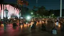 Massa dari berbagai elemen masyarakat menggelar aksi solidaritas dan doa bersama untuk korban kebakaran hutan dan lahan (karhutla) di Tugu Proklamasi, Jakarta, Senin malam (19/10/2026). Aksi ini menjadi bentuk kepedulian terhadap dampak karhutla sekaligus ajakan untuk meningkatkan kesadaran masyarakat dalam menjaga kelestarian alam dan lingkungan. Doa bersama tersebut juga menjadi momentum untuk saling menguatkan serta berharap pemulihan bagi wilayah dan masyarakat terdampak. (KLY/Budy Santoso)