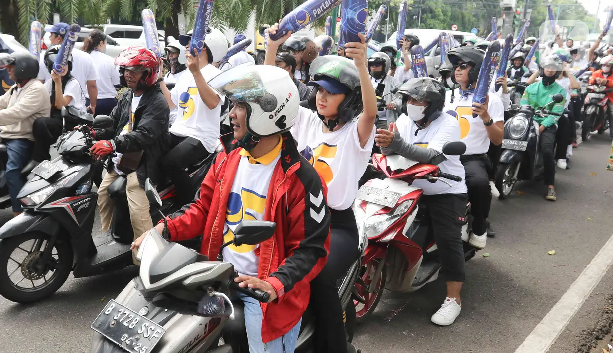 Rombongan NasDem memulai prosesi pendaftaran caleg DPR RI dengan menggelar konvoi bermotor bersama ojek online (ojol) mulai dari Tower NasDem, berlanjut ke Taman Suropati dan berakhir di kantor KPU. (Liputan6.com/Herman Zakharia)
