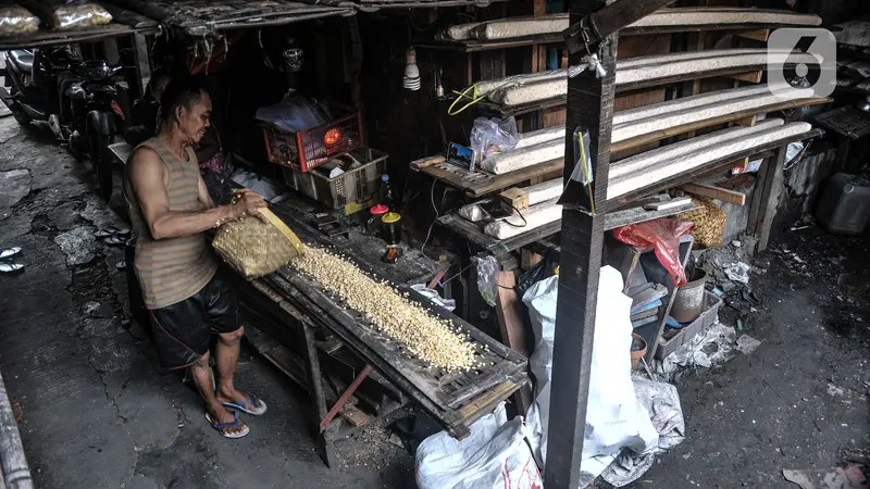 FOTO: Perajin Tempe di Tengah Lonjakan Harga Kedelai