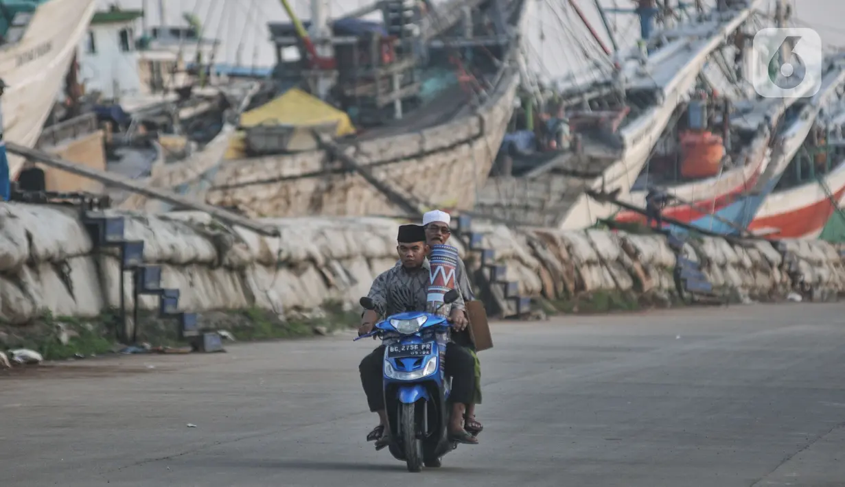 Sebagian warga menggunakan perahu dan sepeda motor sebagai transportasi menuju pelabuhan.  (merdeka.com/Iqbal S. Nugroho)